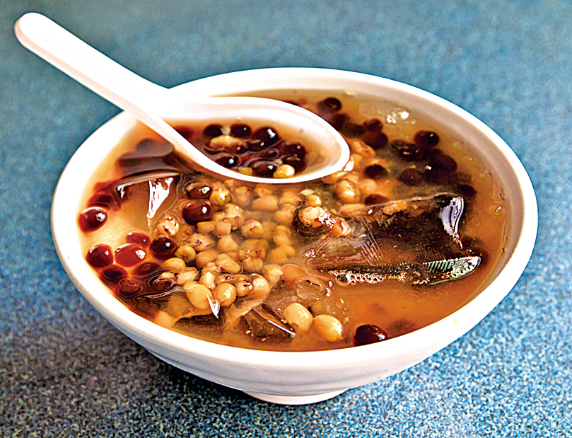 愛玉也可加入綠豆湯中， 跟粉圓搭配在一起，清爽可口。