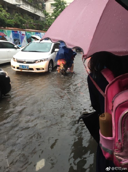 5月24日，廣州、深圳遭暴雨襲擊。圖為暴雨下的廣州。（網絡圖片）