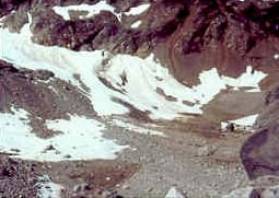 北瀑的劉易斯冰川在1990年融化殆盡，它是該地區五個完全消融的冰川之一。（維基百科）