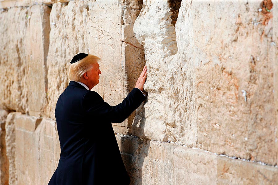 特朗普在哭牆。（RONEN ZVULUN/AFP/Getty Images）