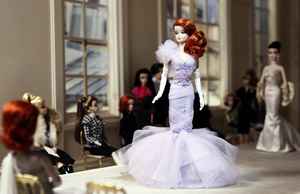 Barbie百變造型亮相巴黎時裝週