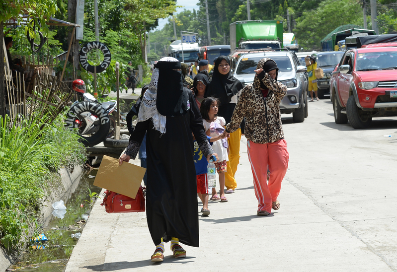 5月25日，菲律賓馬拉韋市陷入混亂，政府軍與恐怖份子作戰，導致大批居民流離失所。（TED ALJIBE/AFP）