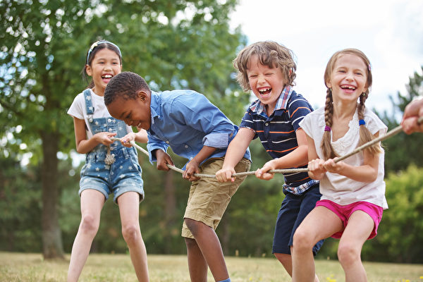 快樂的童年會為快樂的人生奠定基礎。從幼年開始學習好的習慣，孩子更有可能貫徹終生。(Robert Kneschke/Shutterstock)