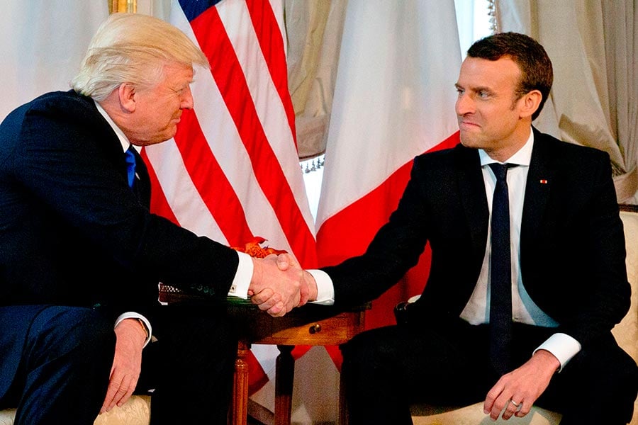 法國新總統馬克龍的握手方式，似乎讓特朗普有點招架不住。（PETER DEJONG/AFP/Getty Images）