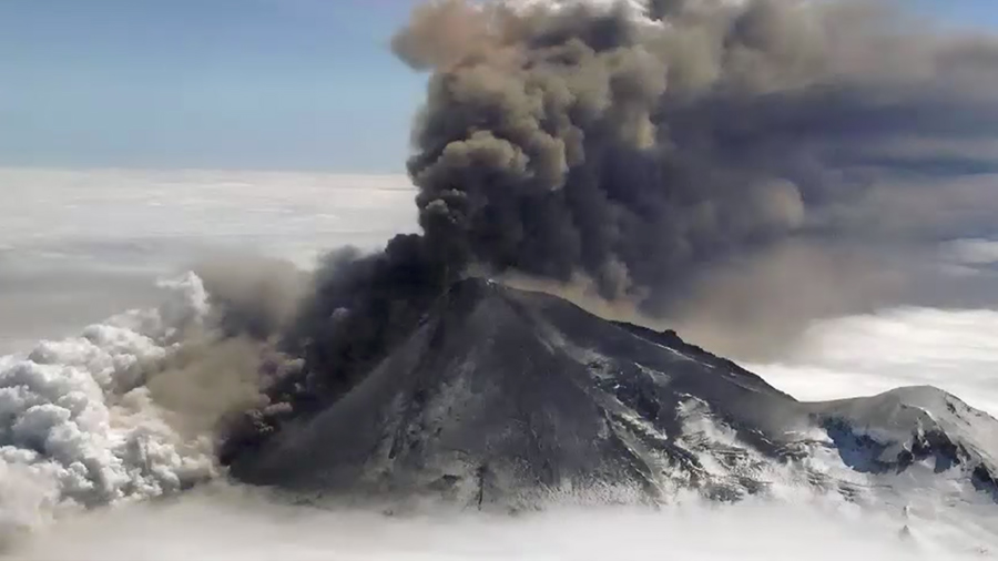 美國阿拉斯加州的波格斯洛夫火山（Bogoslof Volcano）於當地時間周日（28日）下午再度噴發，火山灰直衝逾1萬米高空，當地已將航空警戒級別升到最高級的「紅色」。（視像擷圖）