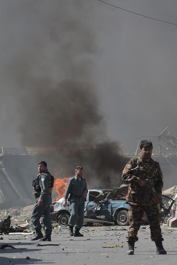 5月31日阿富汗首都喀布爾發生大爆炸事件，現場黑煙滾滾。（SHAH MARAI/AFP/Getty Images）