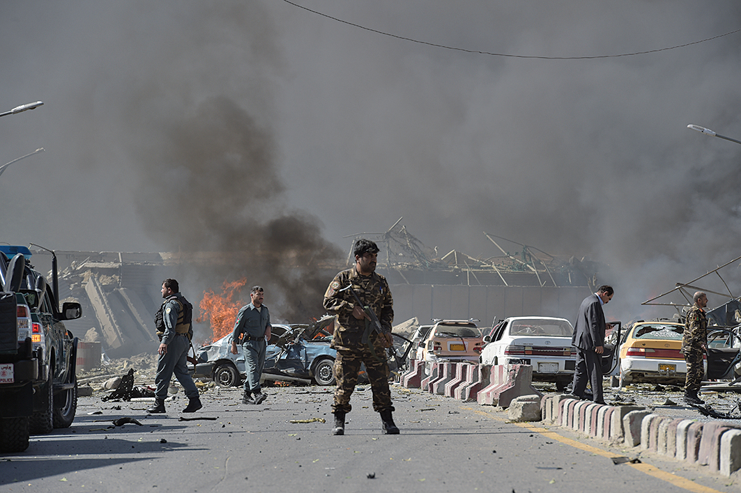 5月31日，阿富汗首都喀布爾發生大型汽車炸彈爆炸事件，造成至少90人遇難，現場黑煙滾滾。（Getty Images）