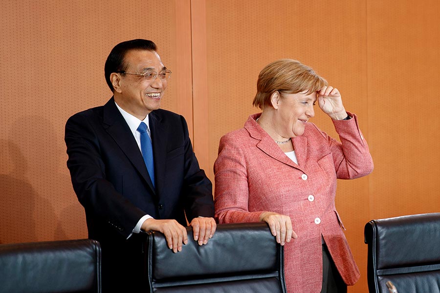 李克強在5月31日抵達德國首都柏林，隨即進行為期兩天的國事訪問，與德國總理默克爾會晤。（Carsten Koall - Pool/Getty Images）