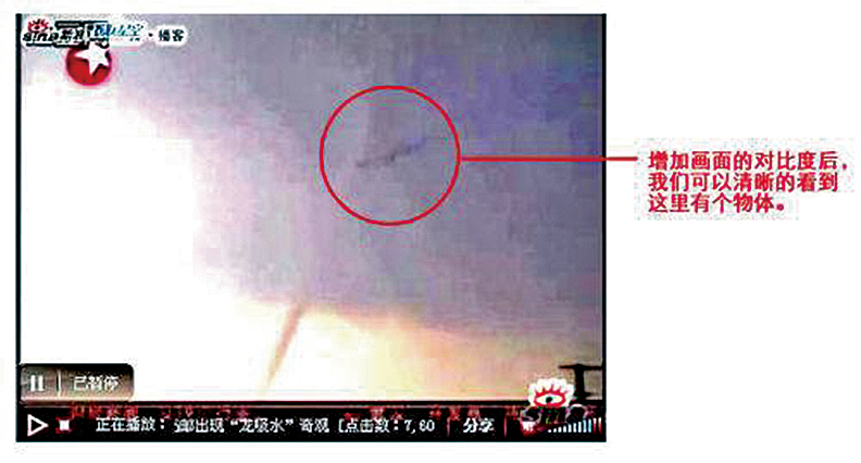 二零零八年六月十六日傍晚，江蘇高郵市西部高郵湖湖心出現「龍吸水」現象，以及疑似飛龍。（網絡圖片）