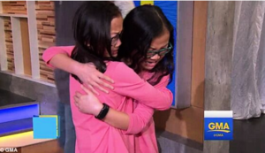 華裔雙胞胎小姐妹分離十年 美國相見大哭