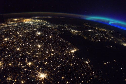 圖為佩斯奎特在國際太空站捕捉的北歐夜景圖片。圖片左部，是歐洲各大城市夜間的萬家燈火，圖片右上角，則是神秘幽遠的藍色極光。（ESA/NASA）
