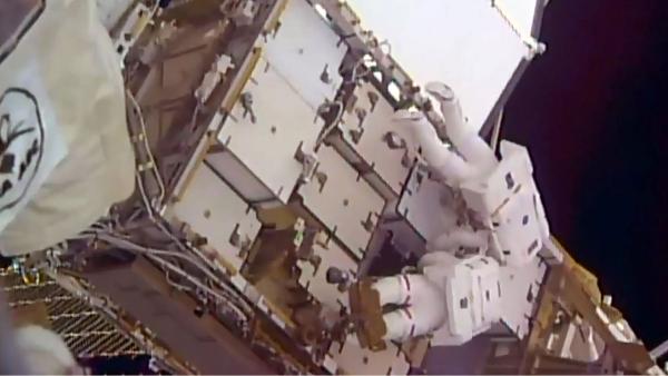 2017年1月13日在國際太空站外進行「太空行走」的佩斯凱（下）和美國太空人金布羅（上）。（Lizabeth MENZIES/NASA TV/AFP）