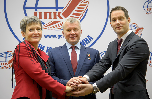圖為11月16日法國太空人托馬斯・佩斯凱（Thomas Pesquet，右）在俄羅斯與美國太空人佩吉・惠斯頓（Peggy Whitson，左）和俄羅斯太空人Oleg Novitskiy合照。（Bill Ingalls/NASA via Getty Images）