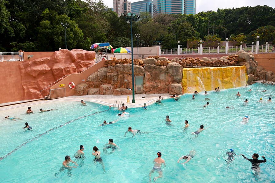 炎熱天氣下的九龍公園泳池，市民以游泳消暑。（余鋼／大紀元）