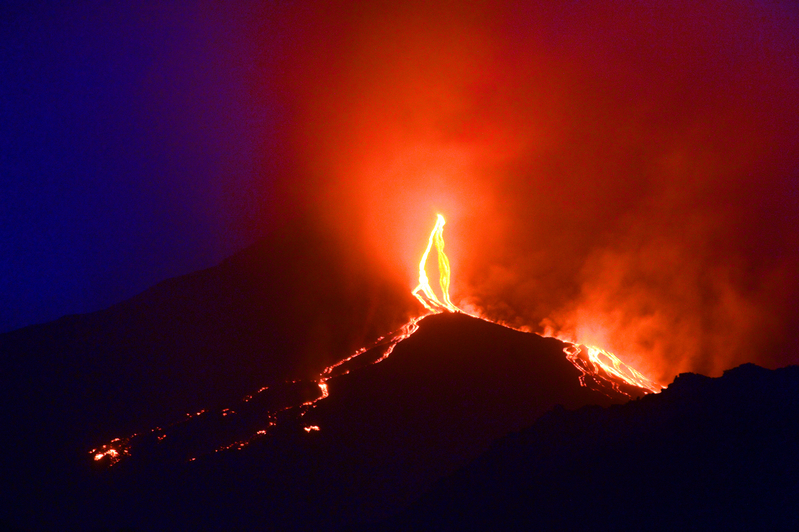 意大利火山噴發 岩漿如火龍照亮夜空