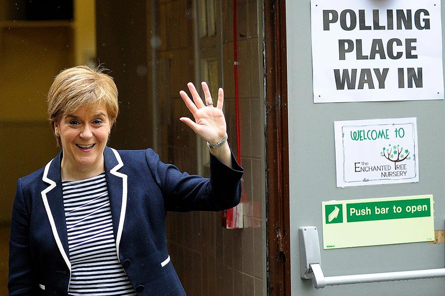蘇格蘭民族黨（SNP）領袖施雅晴（Nicola Sturgeon）進行投票。（ANDY BUCHANAN/AFP/Getty Images）