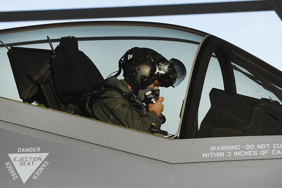 美國亞利桑那州路克空軍基地近一個月來，發生5宗F-35戰機飛行員在飛行途中出現缺氧情形，該基地已暫停F-35飛行訓練任務並展開調查。本圖為2017年3月15日，猶他州奧格登的希爾空軍基地飛行員駕駛F-35進行飛行訓練。（George Frey/Getty Images）