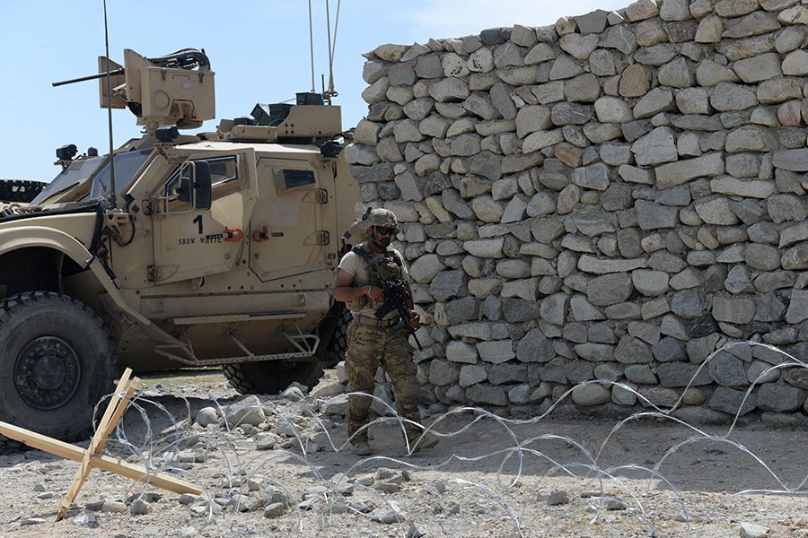 阿富汗官員周六（6月10日）表示，在阿富汗東部，一名阿富汗士兵對美國士兵開槍襲擊，導致兩名美國士兵身亡，另有兩人受傷。圖為一名美國士兵在阿富汗。（NOORULLAH SHIRZADA/AFP/Getty Images）