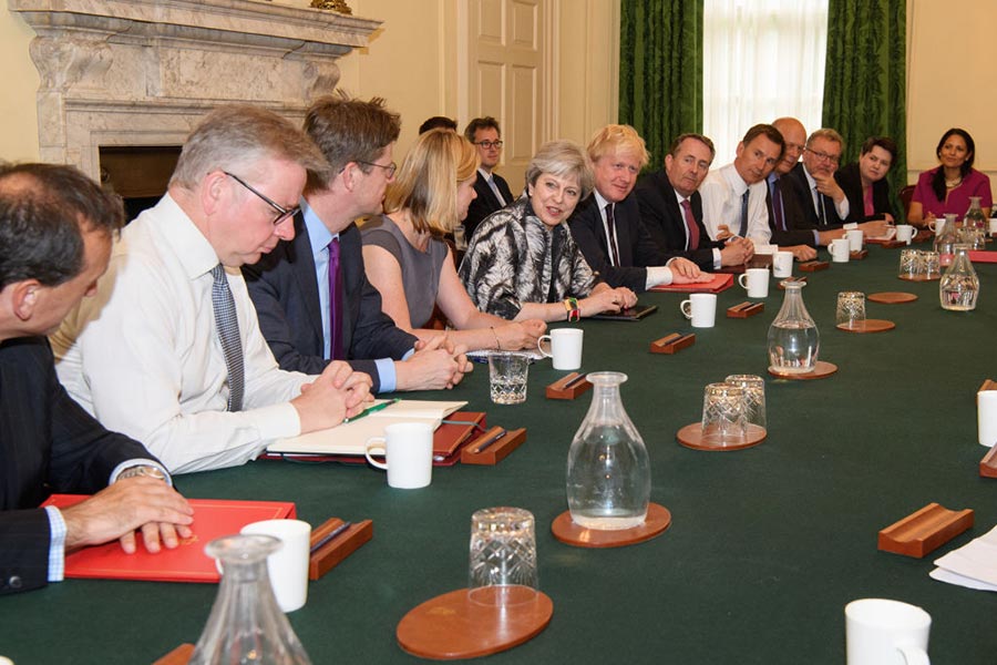 大選後，力主「硬脫歐」的英國首相文翠珊於6月12日第一次召開內閣會議。坐在一張桌邊，不說明是一條心，文翠珊身邊的部長中有幾位秘密地和工黨政治家見面，謀求「軟脫歐」。（Leon Neal – WPA Pool/Getty Images）
