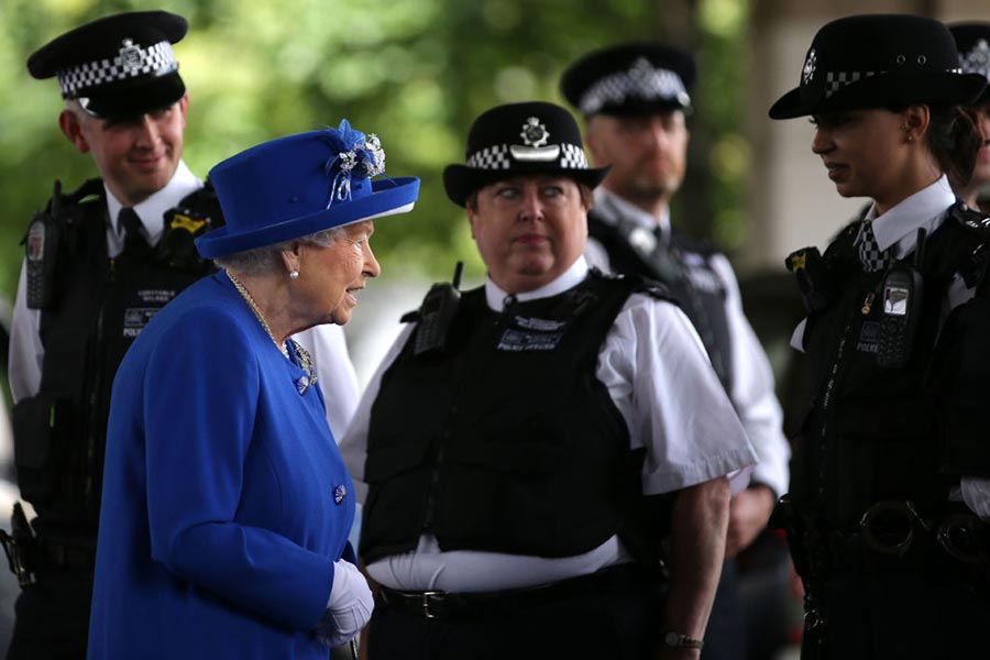 6月16日英女皇和威廉王子探望了格林菲爾大廈火災的受難者、消防隊員、志願者和社區代表。（Dan Kitwood/Getty Images）