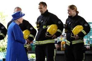 倫敦大火30死76失蹤 英女皇探望傷者