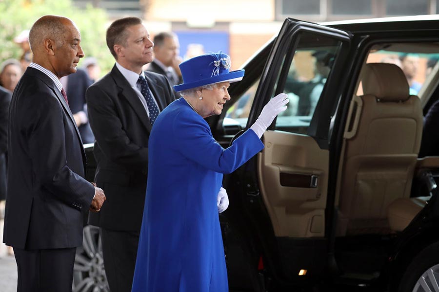 6月16日英女皇和威廉王子探望了格林菲爾大廈火災的受難者、消防隊員、志願者和社區代表。（Dan Kitwood/Getty Images）