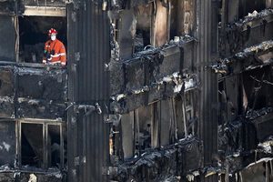 倫敦公寓樓大火 應留家待救還是自救逃命？
