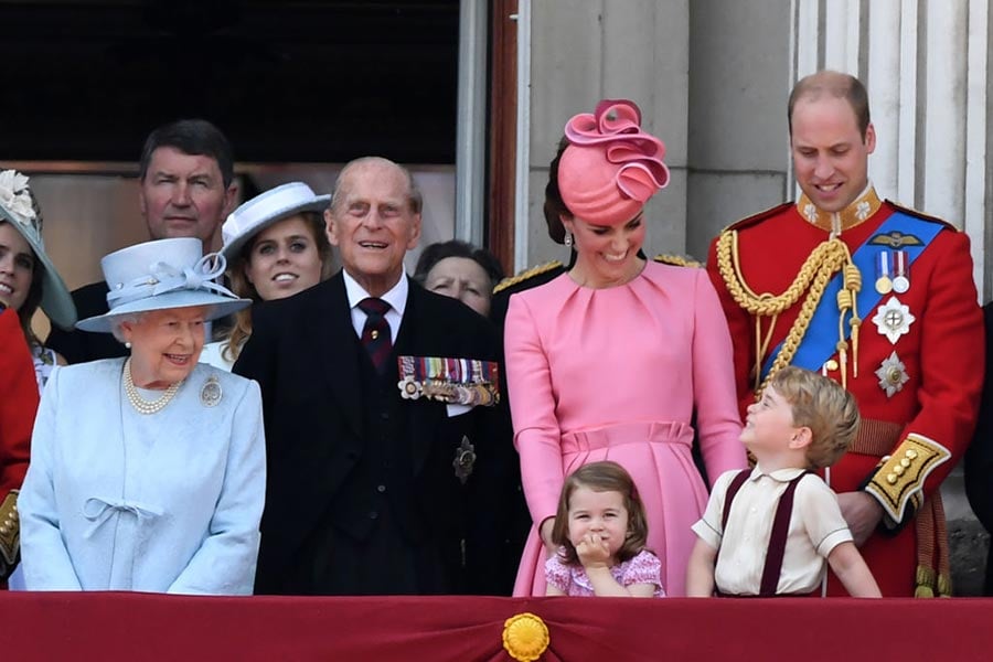 喬治王子和夏洛特公主在白金漢宮陽台上觀看皇家空軍飛行表演。（CHRIS J RATCLIFFE/AFP/Getty Images）