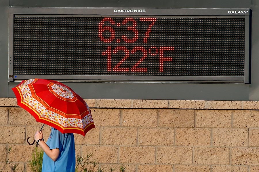 2017年6月20日，美國亞利桑那州鳳凰城一顯示屏顯示當時氣溫達到華氏120度。（Ralph Freso/Getty Images）