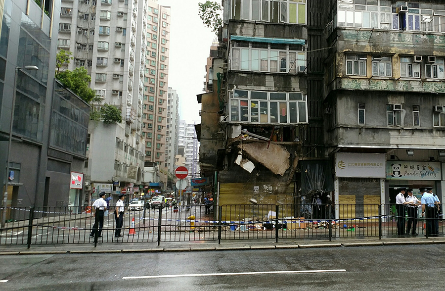 黃雨警告下 紅磡舊樓露台倒塌