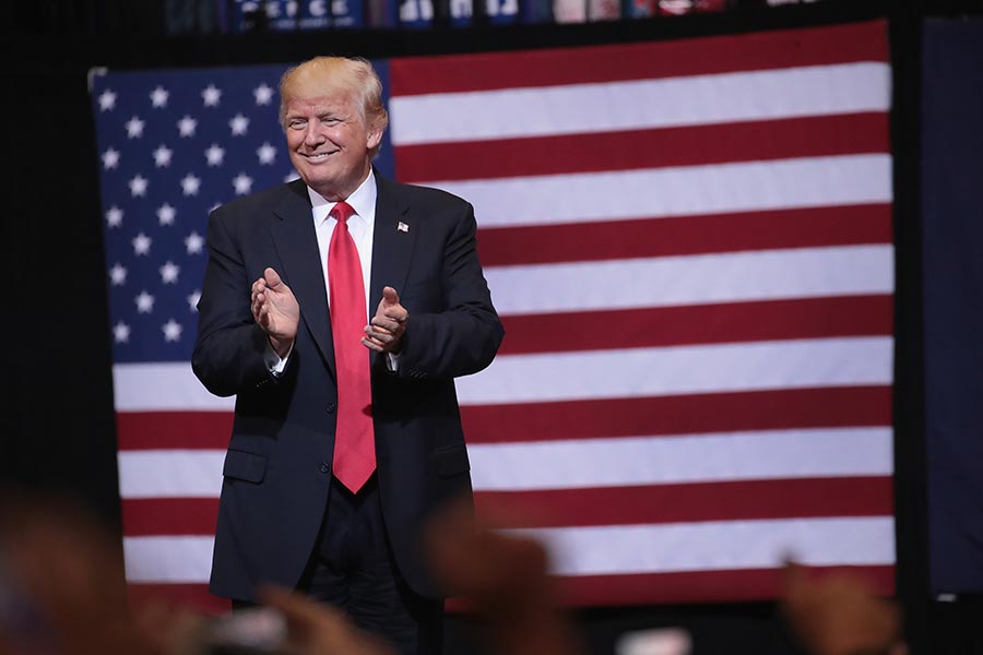 美國總統特朗普21日晚在艾奧瓦州工商業城市Cedar Rapids發表集會演講。（Scott Olson/Getty Images）