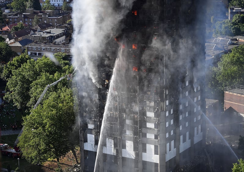 6月14日凌晨，倫敦24層的格倫費爾大廈發生大火，整棟公寓樓完全被大火吞噬。圖為消防車進行滅火。（Leon Neal/Getty Images）