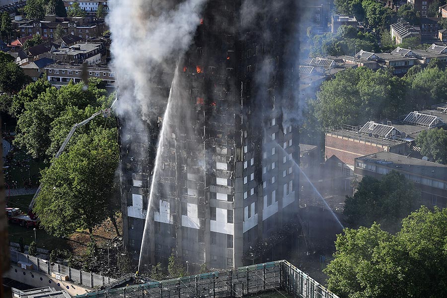 英國倫敦24層公寓大樓上周被大火吞噬，釀成至少79人死亡後，促使當局對全國境內約600棟大樓進行安全測試。（Leon Neal/Getty Images）