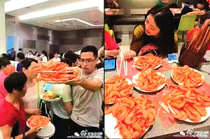大陸客泰國吃自助餐狂鏟蝦