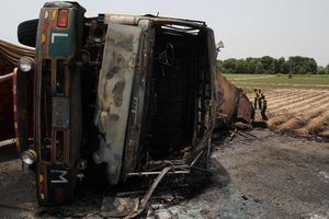 巴基斯坦油罐車爆炸 至少135人死