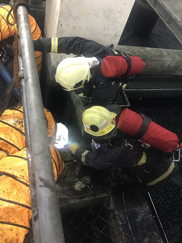 位於宜蘭蘇澳的燿華電子工廠，26日發生5名員工不慎掉入化學池的工安意外，經消防員搶救後已有4人死亡、1人受傷。（宜蘭縣消防局提供／中央社）