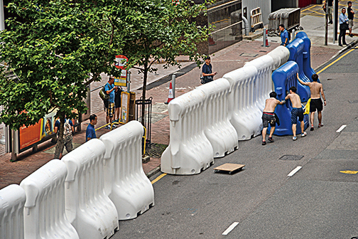 警方在2012年胡錦濤來港出席主權移交15周年活動時，都有出動水馬佈防；去年張德江訪港期間，亦出動超過250個水馬。（宋碧龍／大紀元）