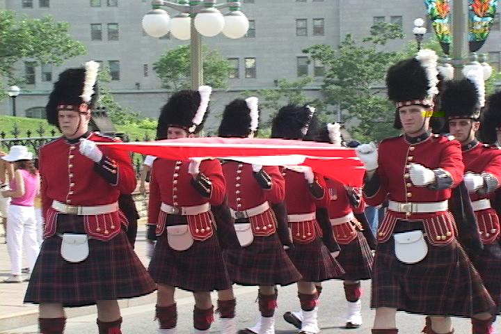 慶祝加拿大建國150周年 英女皇邀加衛隊站崗