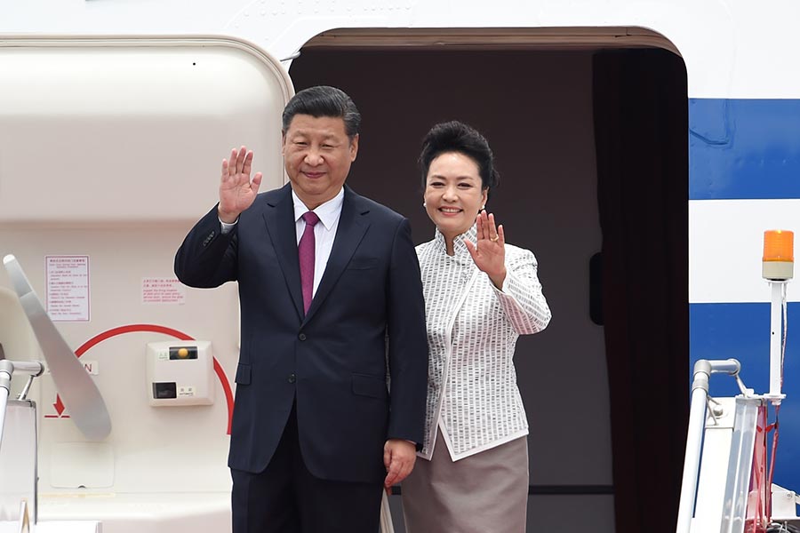國家主席習近平與夫人彭麗媛步出機艙。（ANTHONY WALLACE/AFP/Getty Images）