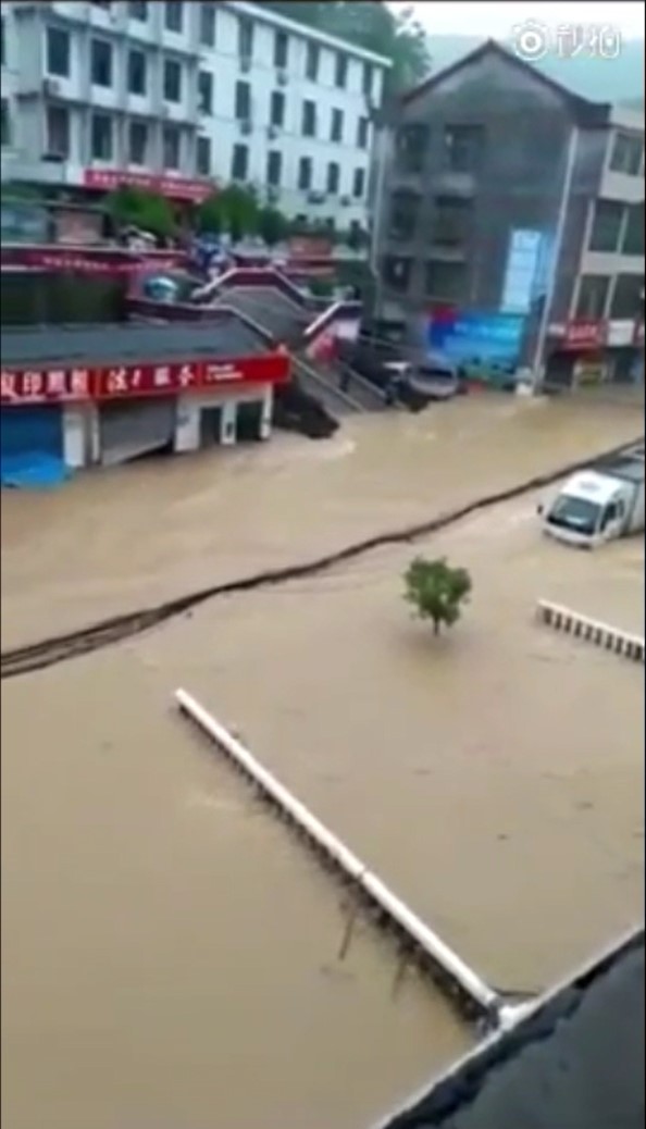 7月1日，湖南多縣市遭遇特大洪水。（視像擷圖）