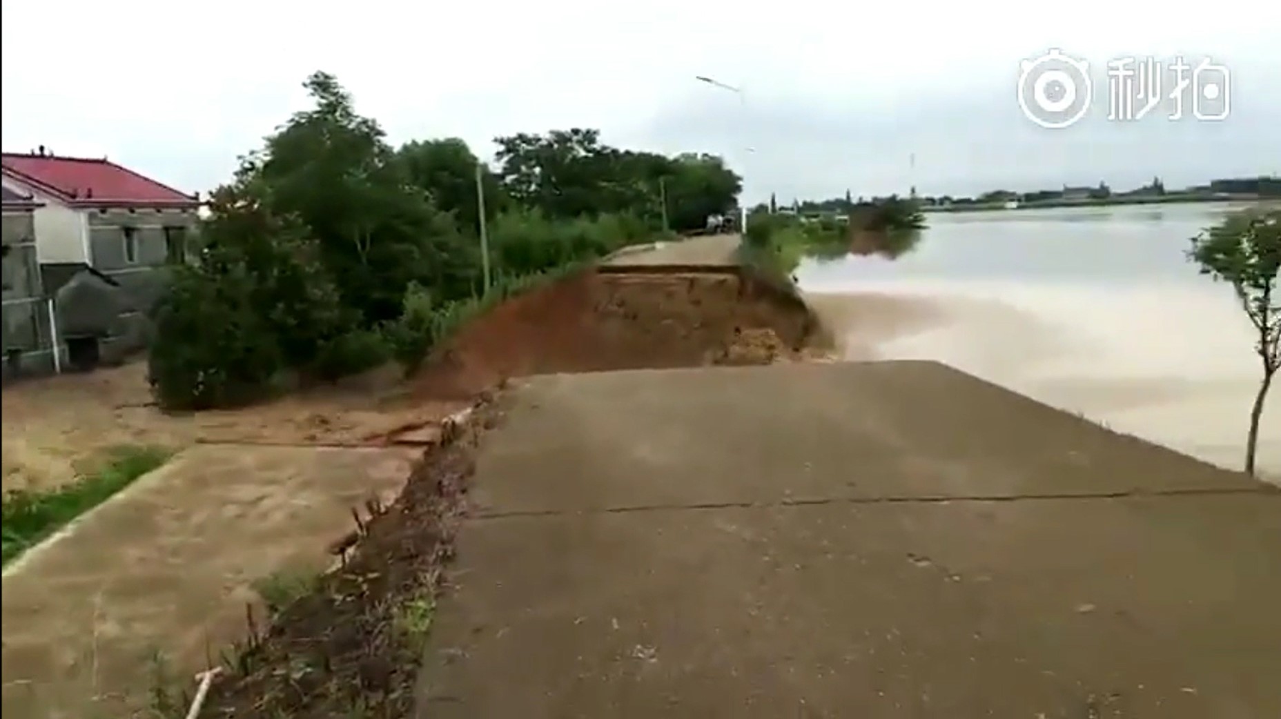7月1日，湖南多縣市遭遇特大洪水，河壩被沖垮。（視像擷圖）