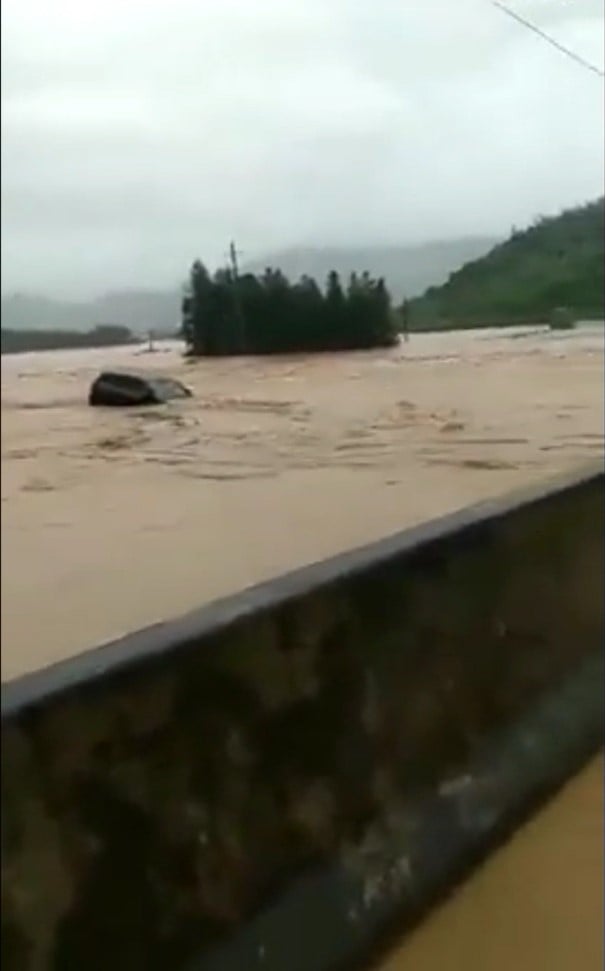 7月1日，湖南多縣市遭遇特大洪水，有轎車被洪水捲走。（視像擷圖）