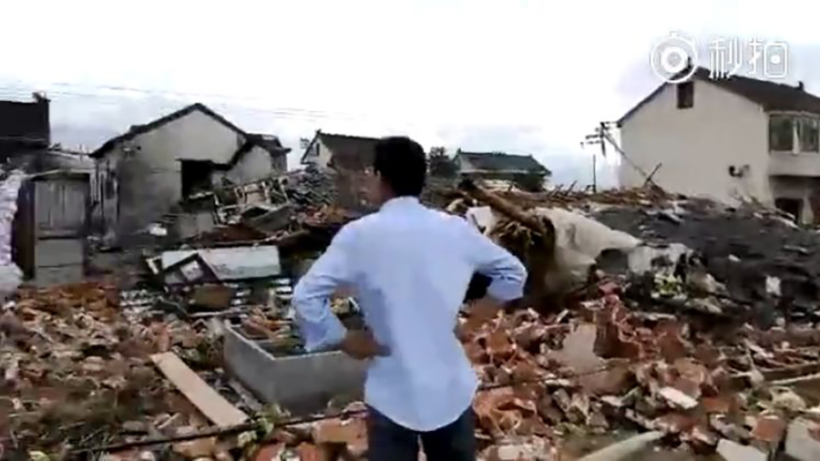 7月2日，江蘇東台市富安鎮、弶港鎮、許河鎮7個村遭受不同程度的龍捲風襲擊，致多人不同程度受傷。（視像擷圖）