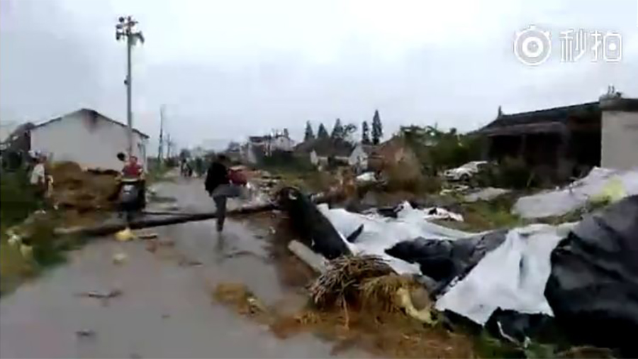 7月2日，江蘇東台市富安鎮、弶港鎮、許河鎮7個村遭受不同程度的龍捲風襲擊，致多人不同程度受傷。（視像擷圖）