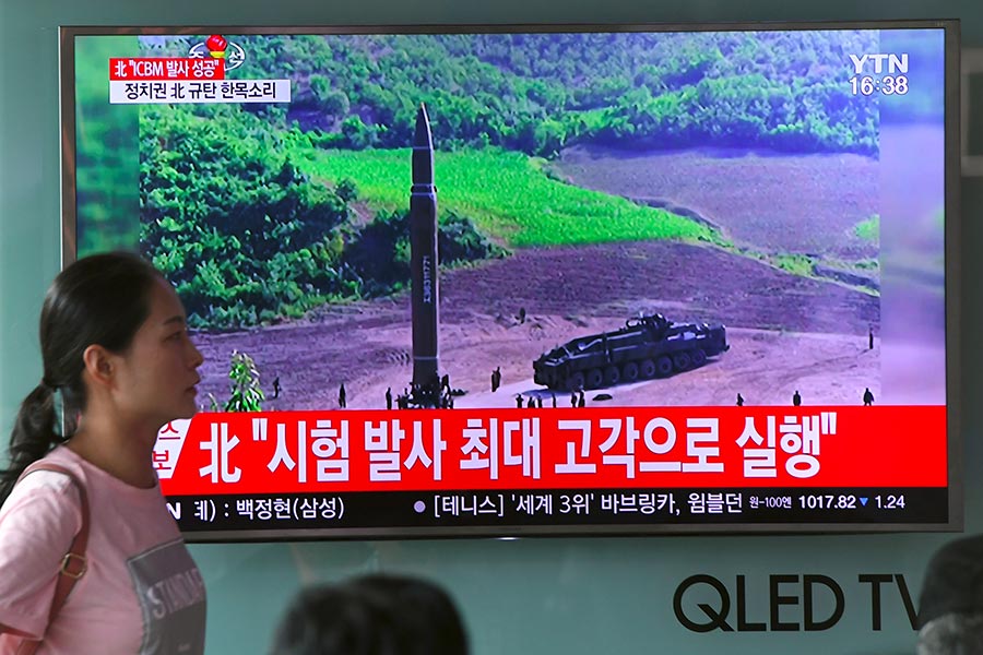 G20漢堡峰會召開前，北韓7月4日再次發射一枚彈導道彈。圖為今早北韓進行導彈試射的電視新聞報道。（JUNG YEON-JE/AFP/Getty Images）