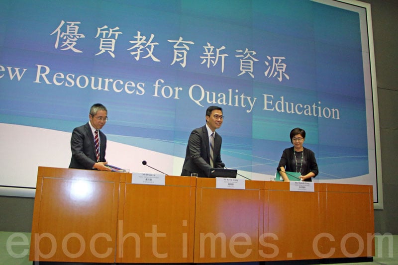 教育局局長楊潤雄（中）昨日解釋，首批措施涉及36億元教育經常開支的措施詳情。（蔡雯文／大紀元）