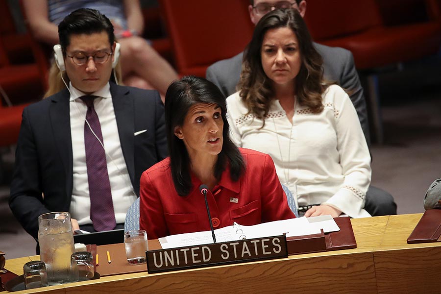 美國駐聯合國大使黑利（Nikki Haley）周三在聯合國安理會上表示，北韓的挑釁形同「關閉外交手段解決北韓核武問題的大門，美國已做好動武，保護自身及盟國安全的準備。」（Drew Angerer/Getty Images）