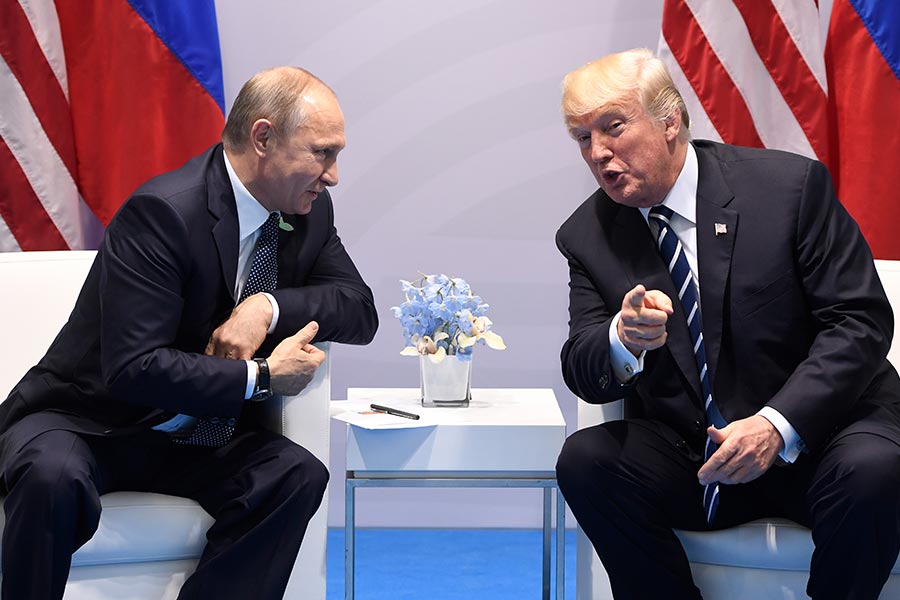 周五（7月7日），美國總統特朗普與俄羅斯總統普京在德國漢堡舉行的G20峰會上首次會面，此次會談備受國際關注。（SAUL LOEB/AFP/Getty Images）