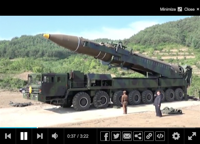 一個錄像片段顯示，金正恩在北韓發射洲際彈道導彈現場監督。（視像擷圖）