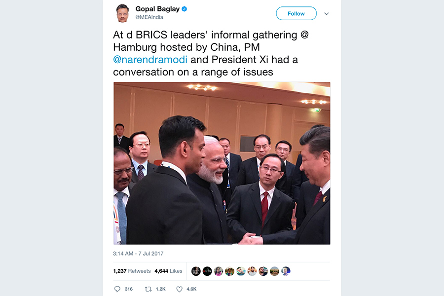 7月7日下午，莫迪與習近平在G20峰會期間舉行的金磚國家非正式峰會上進行了短暫交談，時間大約為5到7分鐘。印度外交部發言人還在推特上發布了一張莫習兩人握手的照片。（推特擷圖）